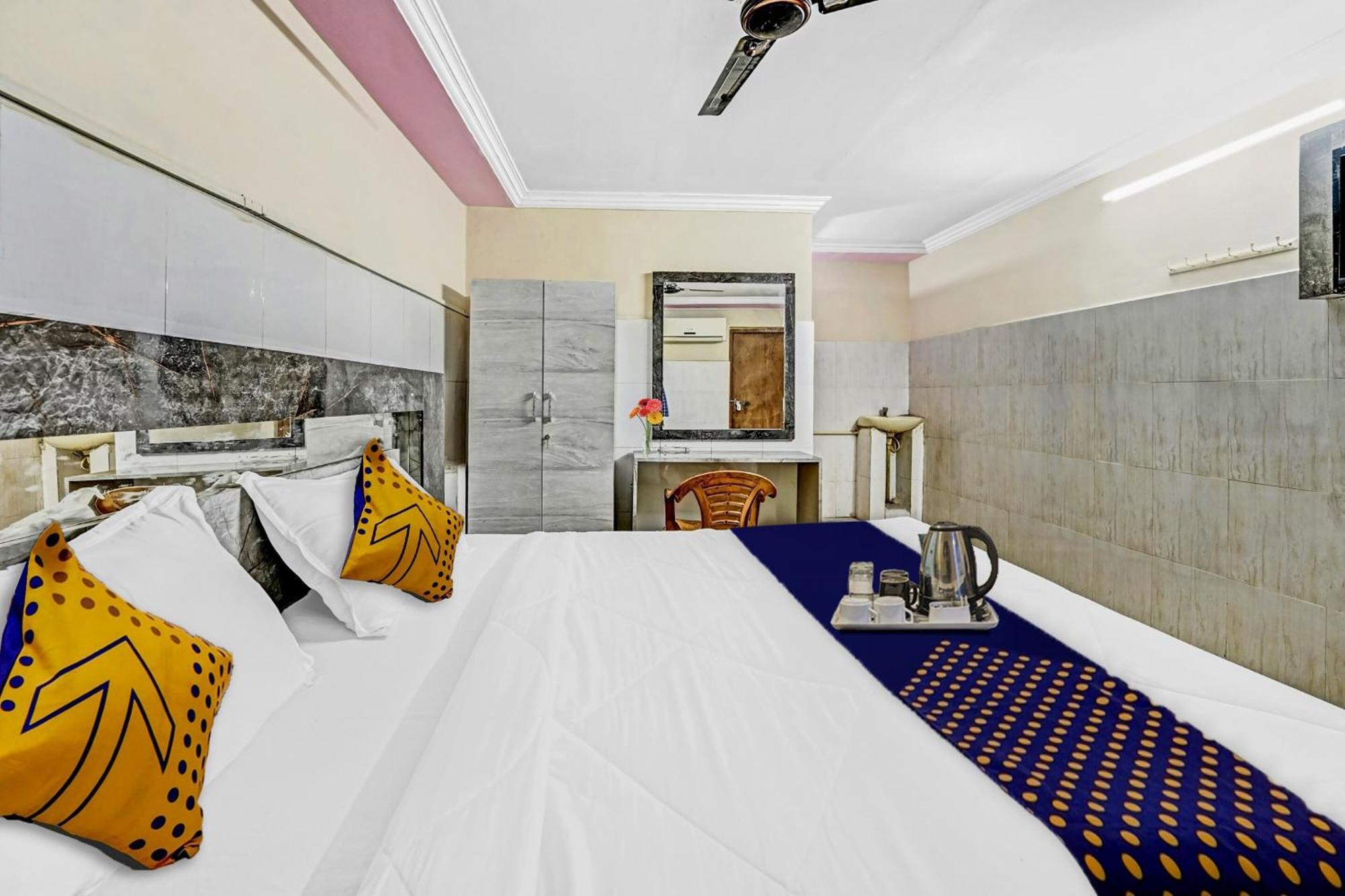 SPOT ON 92758 Hotel Svr Grand Vijayawāda Exteriör bild